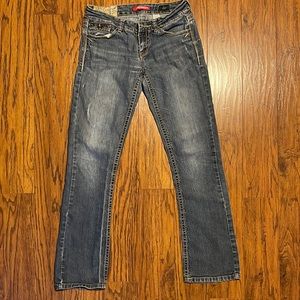 Junior’s size 5 Union Bay jeans with stretch. Back pockets have flap & buttons.